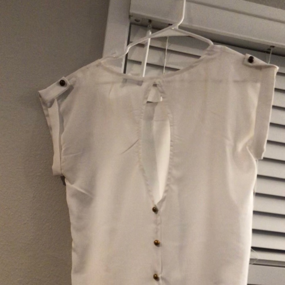 White key hole short sleeve shirt